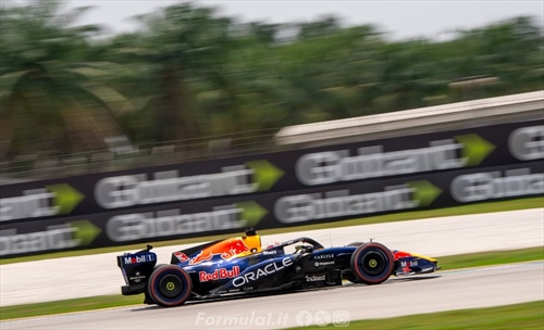 Bahrain GP Qualifying: Verstappen takes superb pole ahead of Hamilton