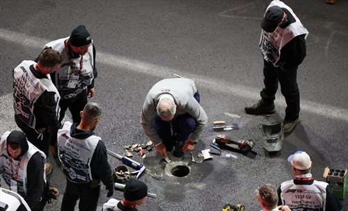 In Las Vegas the Manhole Problem Returns