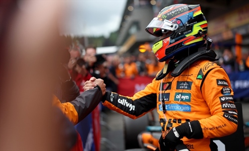 Piastri takes pole at Zandvoort, all-McLaren front row