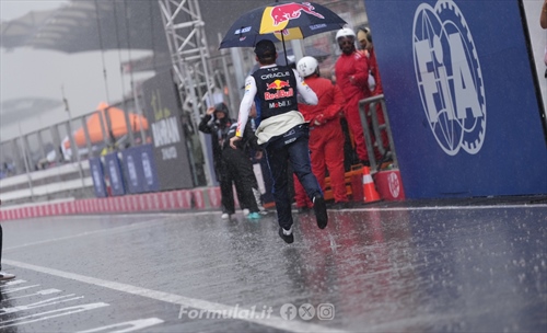 Rain at Sepang triggers Power Unit chaos as software goes haywire